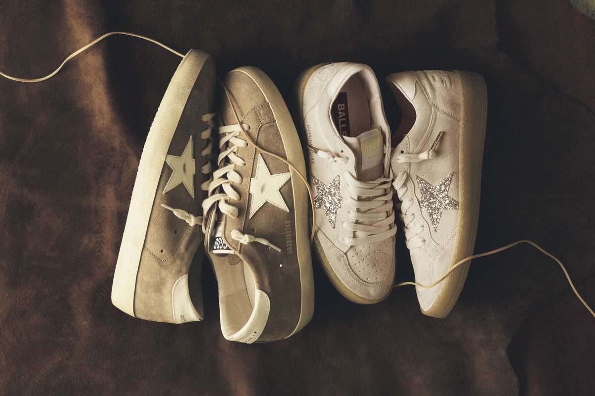 Sneakers Golden Goose su uno sgabello